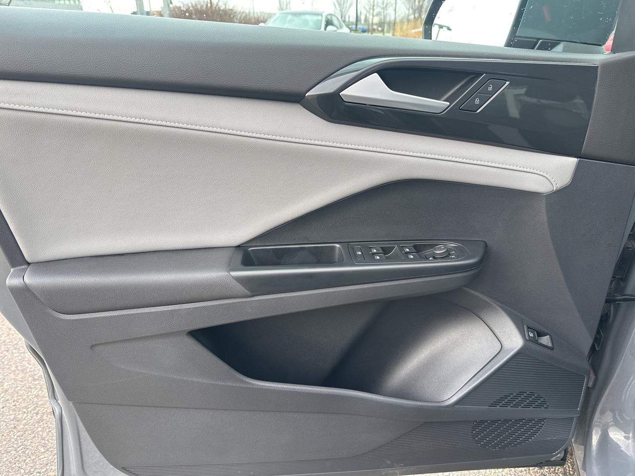 2023 Volkswagen Taos Highline 4MOTION Photo