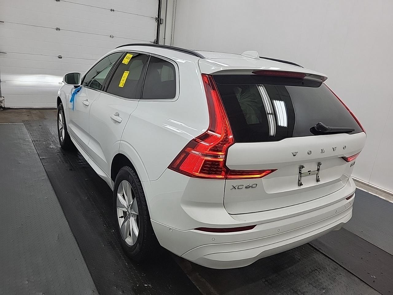 2022 Volvo XC60 Volvo Warranty l B5 l Momentum l AWD l 2 Tire Sets Photo
