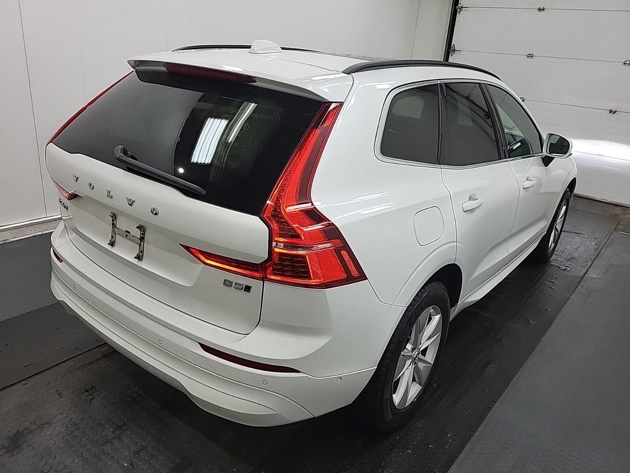 2022 Volvo XC60 Volvo Warranty l B5 l Momentum l AWD l 2 Tire Sets Photo