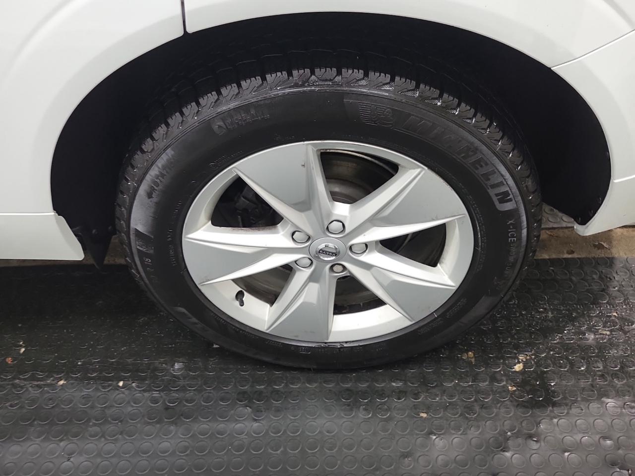 2022 Volvo XC60 Volvo Warranty l B5 l Momentum l AWD l 2 Tire Sets Photo