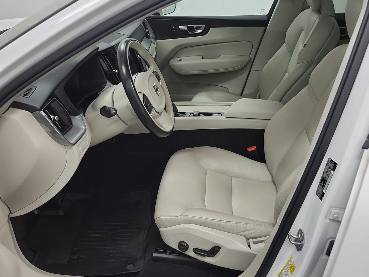 2022 Volvo XC60 Volvo Warranty l B5 l Momentum l AWD l 2 Tire Sets Photo