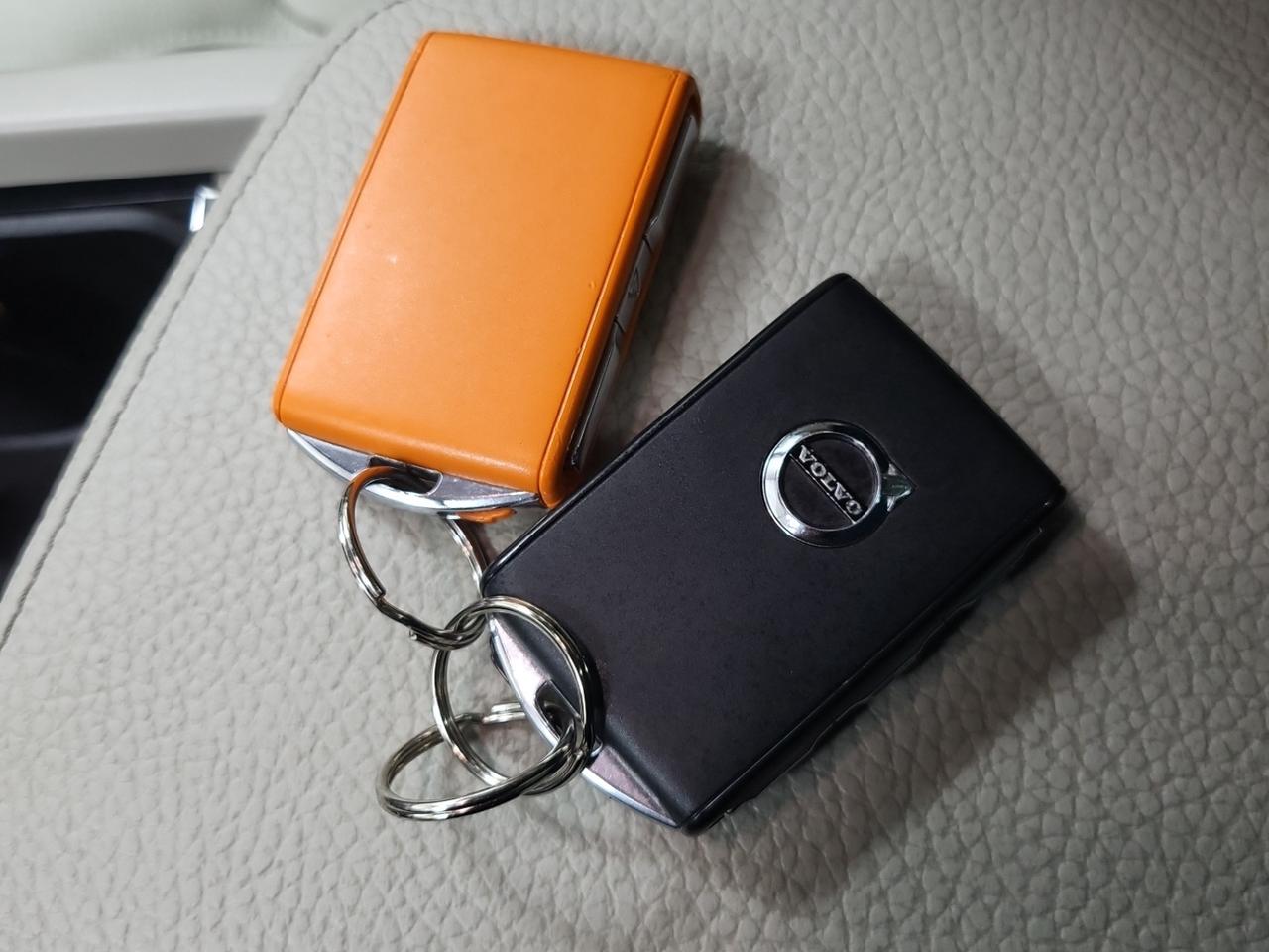 2022 Volvo XC60 Volvo Warranty l B5 l Momentum l AWD l 2 Tire Sets Photo