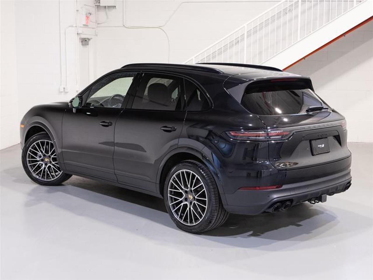 2023 Porsche Cayenne  Photo3