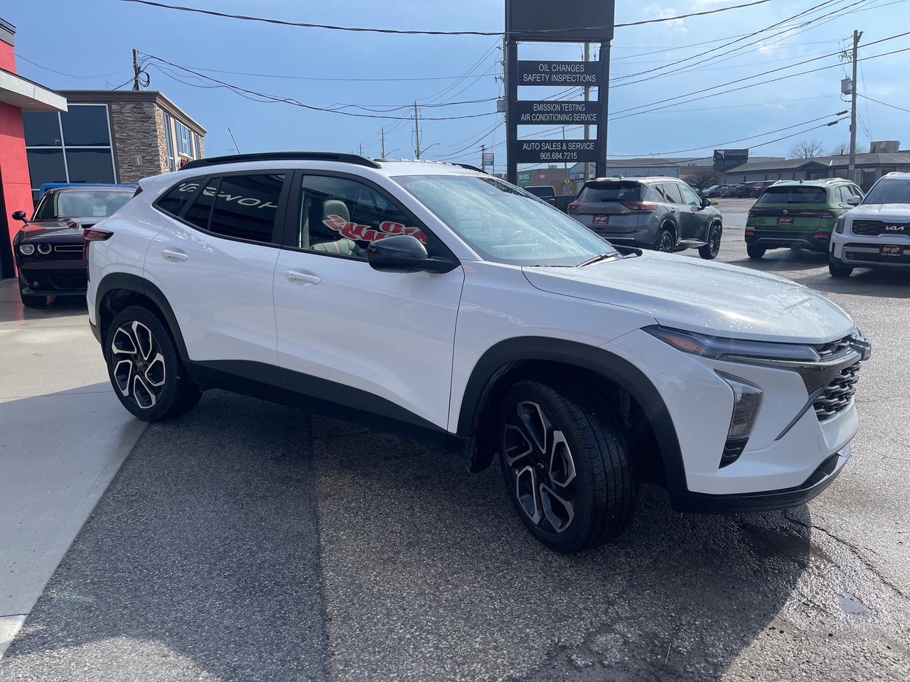 2024 Chevrolet Trax FWD 2RS Sunroof Leather Remote Start Back Up Cam Photo