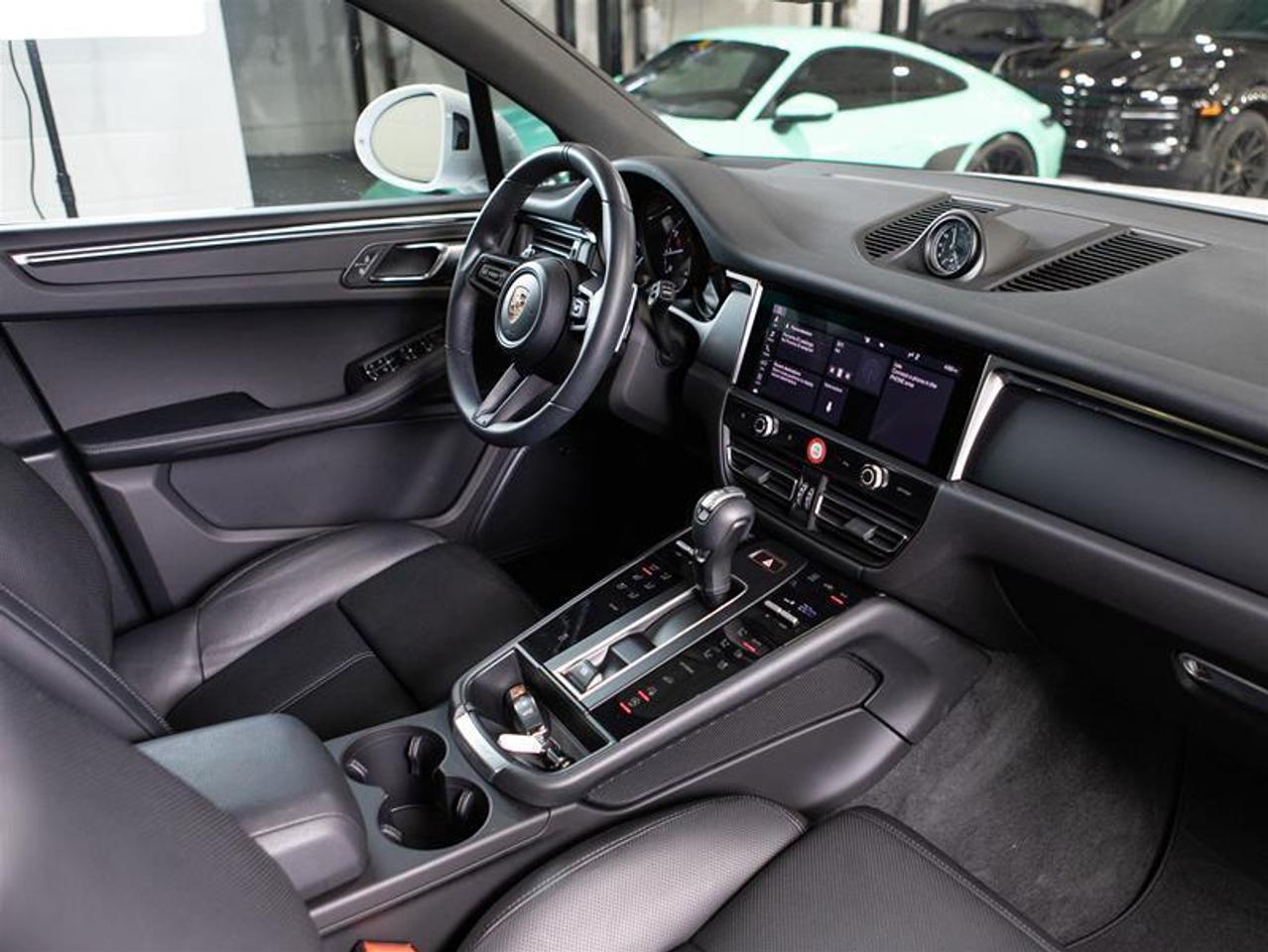 2024 Porsche Macan AWD Photo