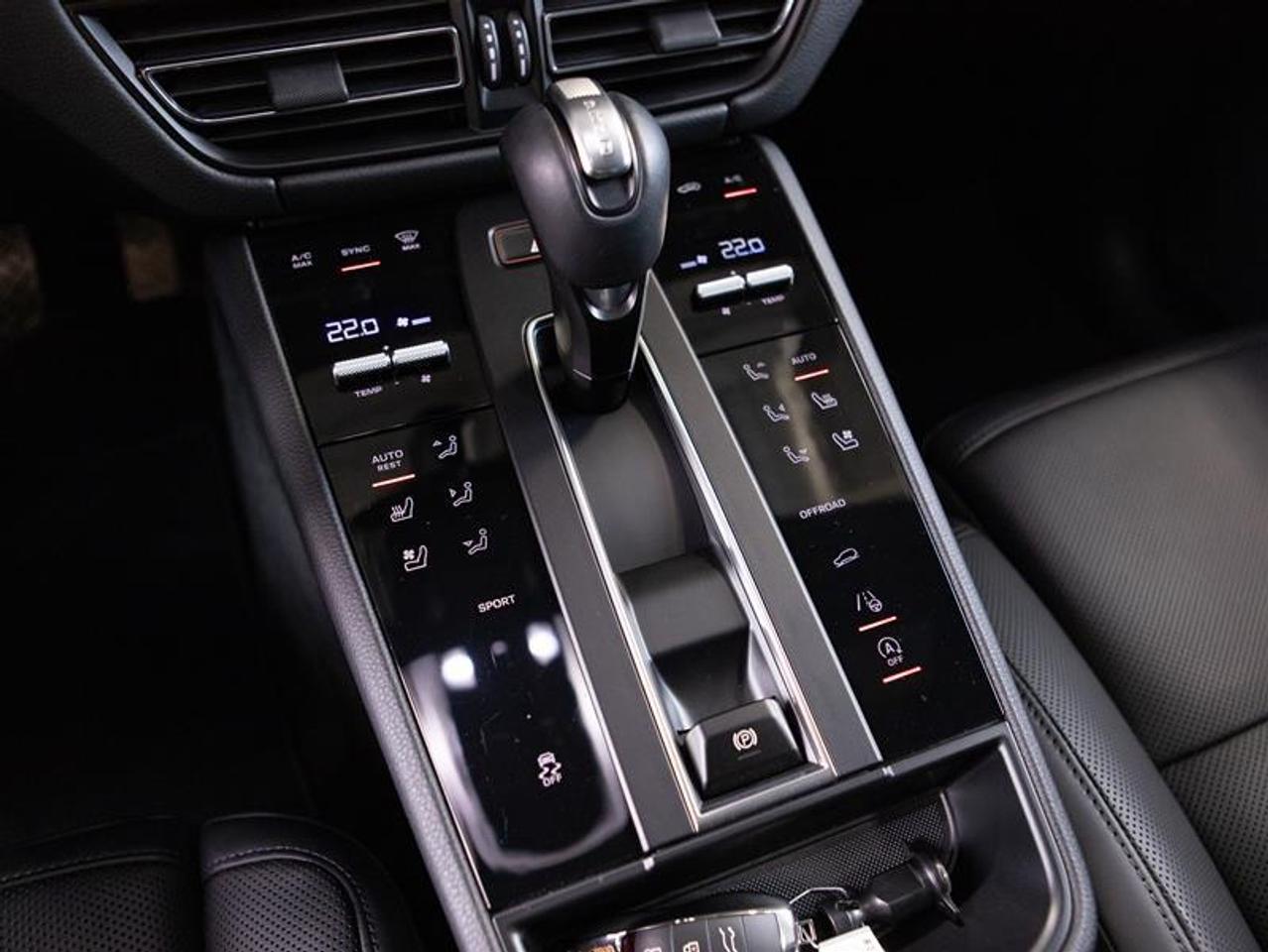 2024 Porsche Macan AWD Photo