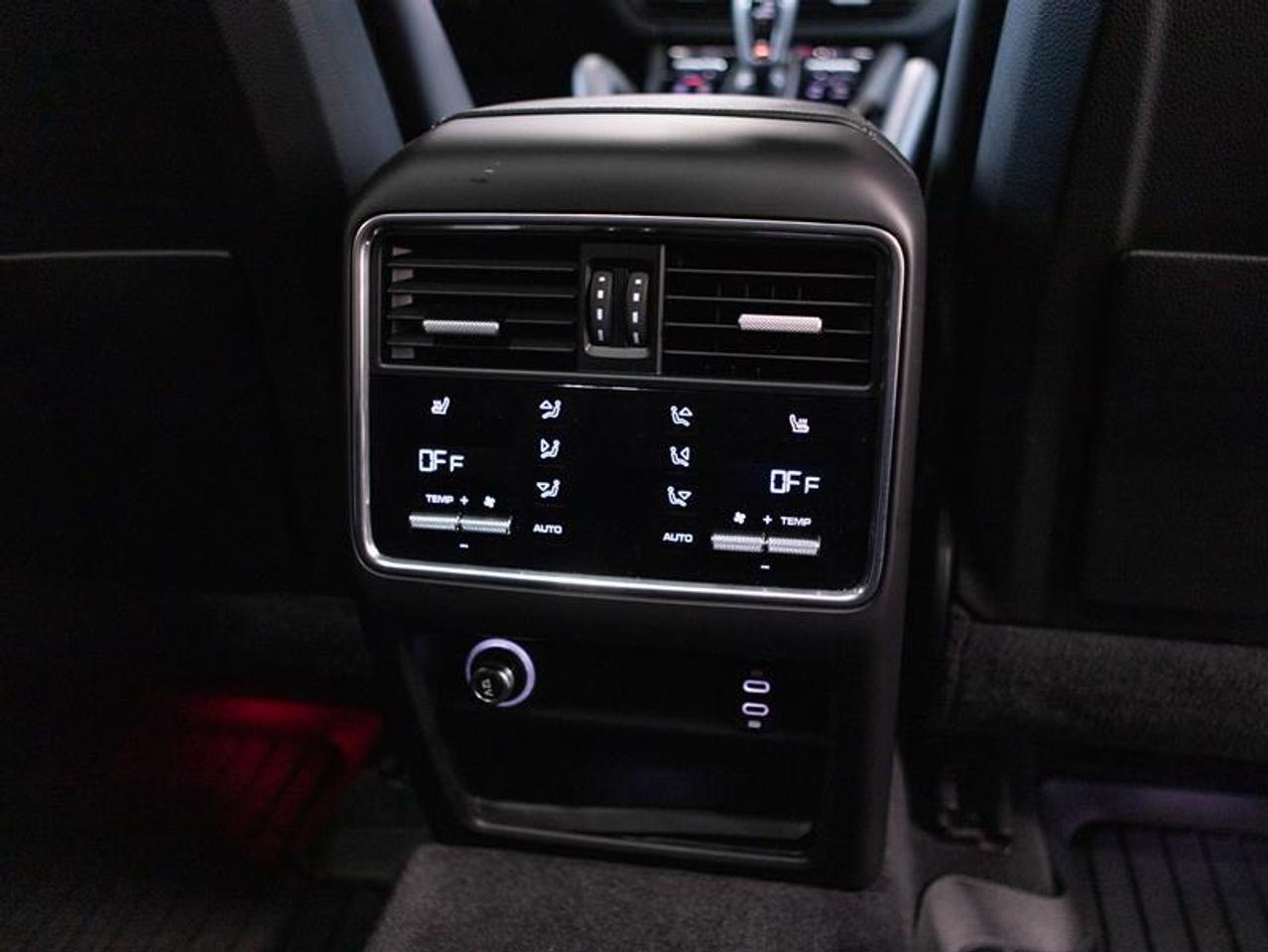 2023 Porsche Cayenne Platinum Edition Photo