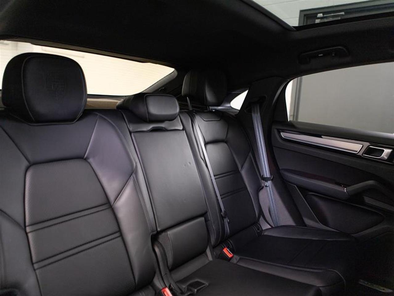2023 Porsche Cayenne Platinum Edition Photo