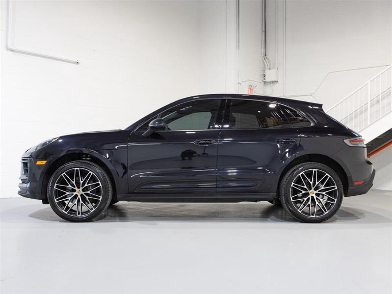 2025 Porsche Macan AWD Photo4