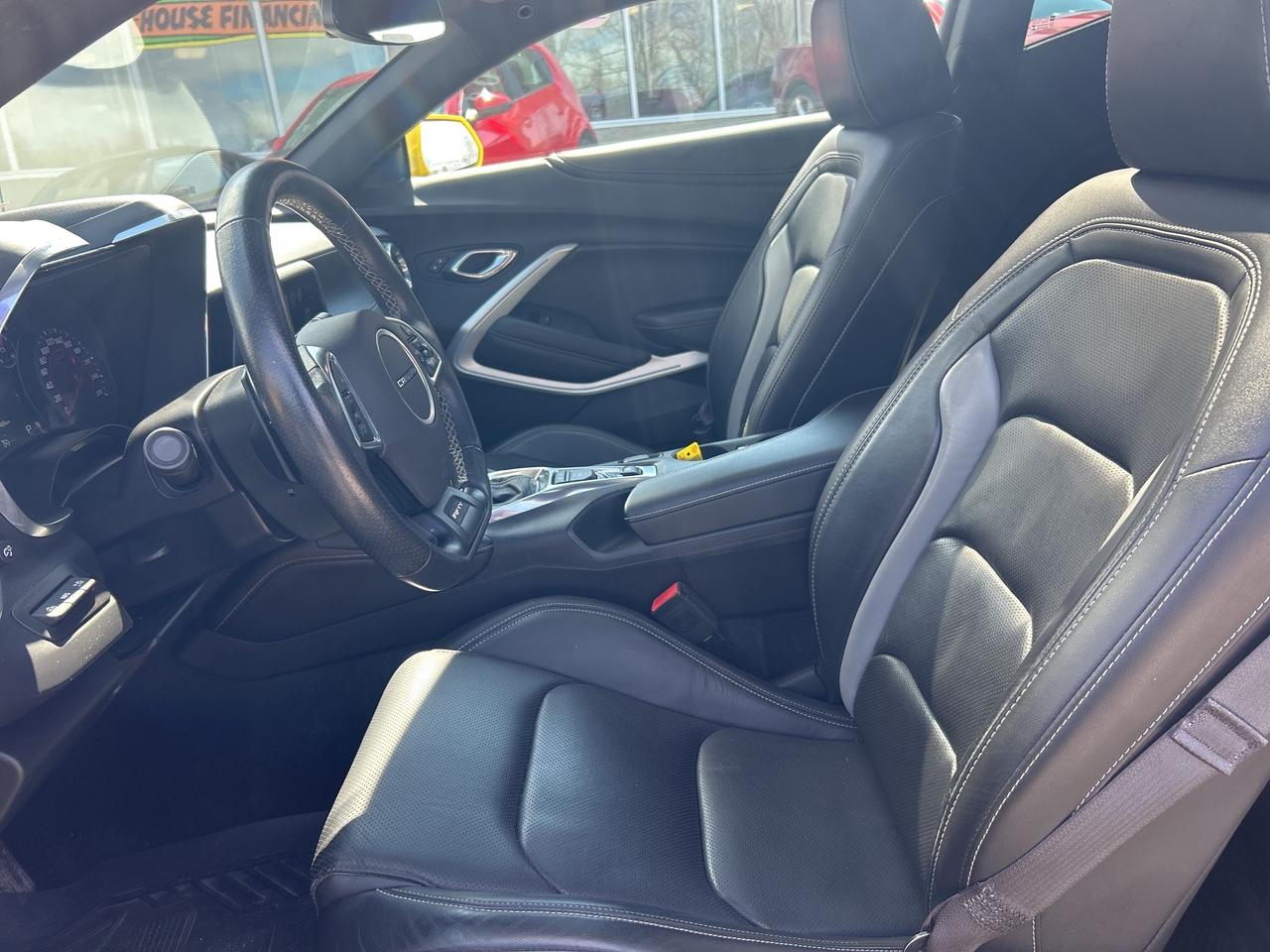 2017 Chevrolet Camaro 2LT, 6 CYL, SUNROOF, REMOTE START, CLEAN CARFAX! Photo