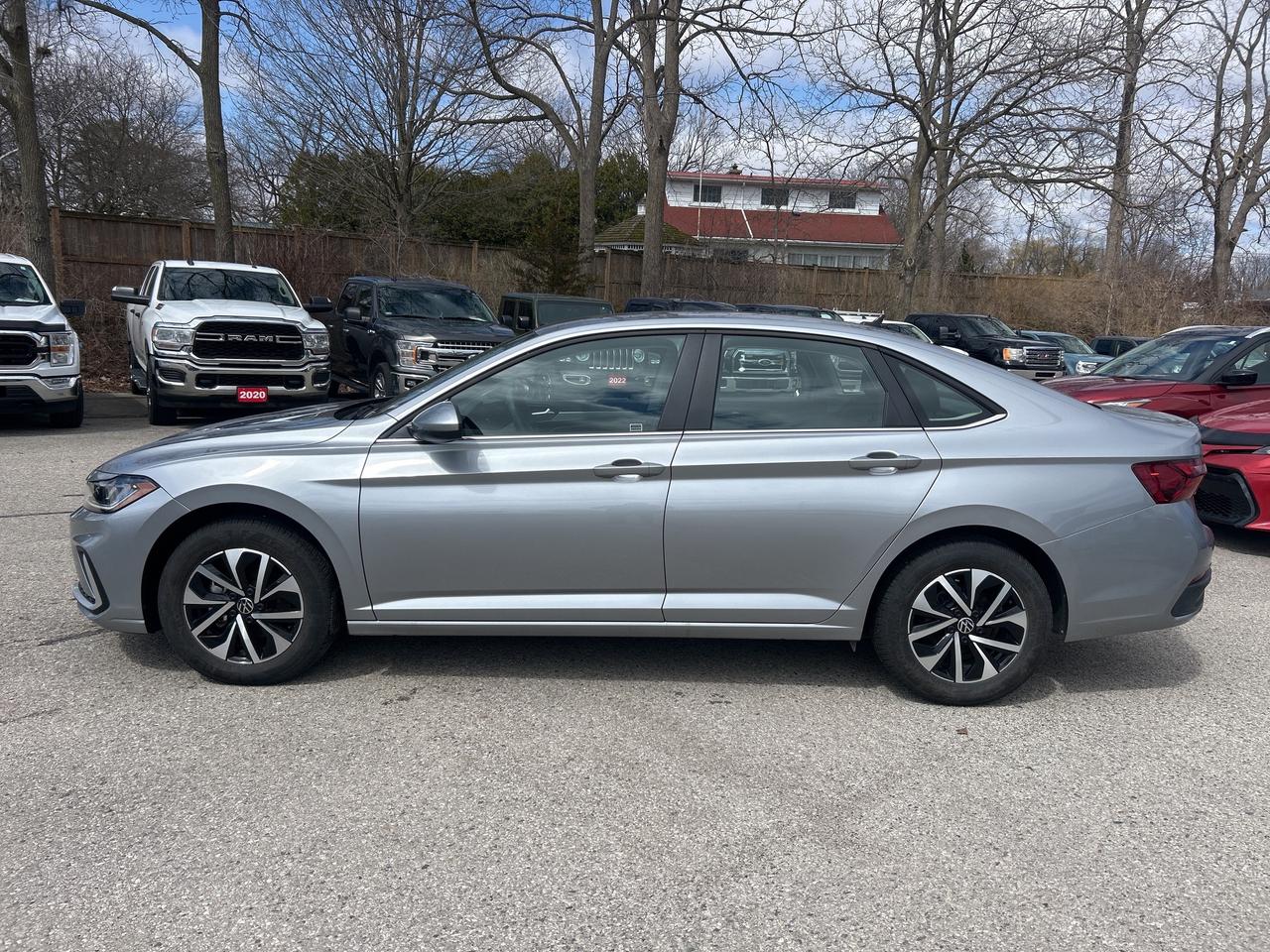 2025 Volkswagen Jetta TRENDLINE, CLEAN CARFAX, BACK UP CAMERA! Photo2