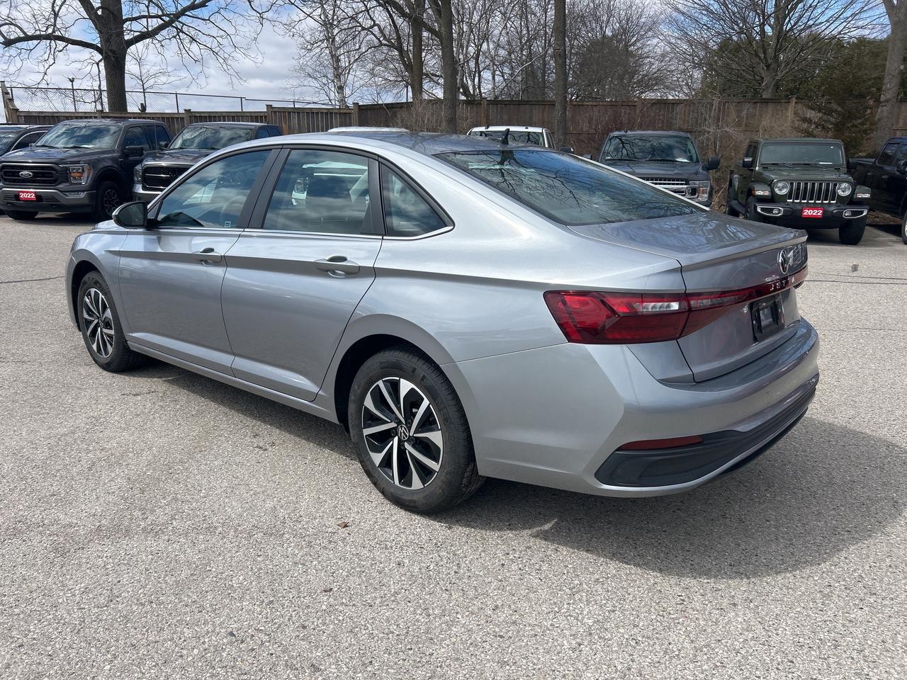 2025 Volkswagen Jetta TRENDLINE, CLEAN CARFAX, BACK UP CAMERA! Photo3