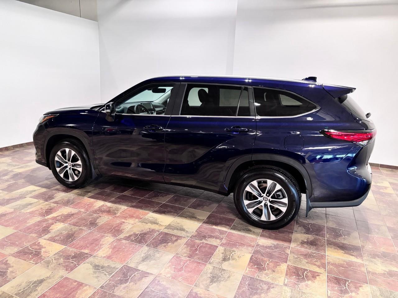 2023 Toyota Highlander XLE Photo4