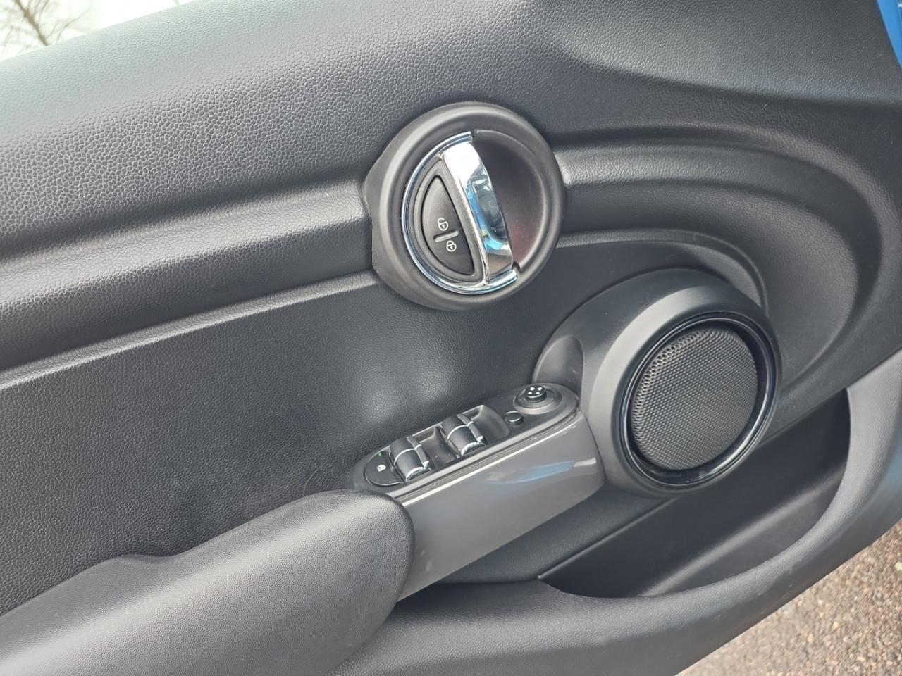 2015 MINI Cooper 5 Door AUTOMATIC / PANORAMIC ROOF / PUSH START / LEATHER Photo