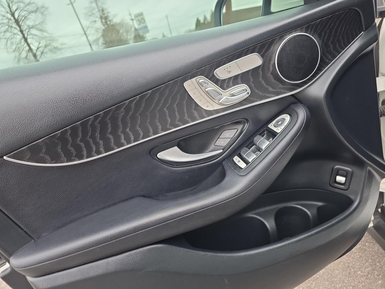 2019 Mercedes-Benz GLC-Class GLC 300 4MATIC * LOW KM / PANORAMIC ROOF / 360 CAM Photo