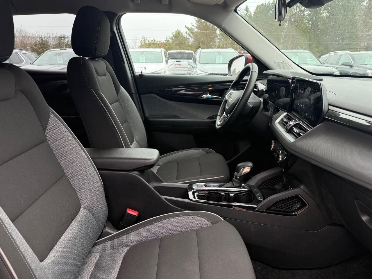 2025 Chevrolet TrailBlazer LT   LANE ASSIST. CRUISE CONTROL. REMOTE START. Photo