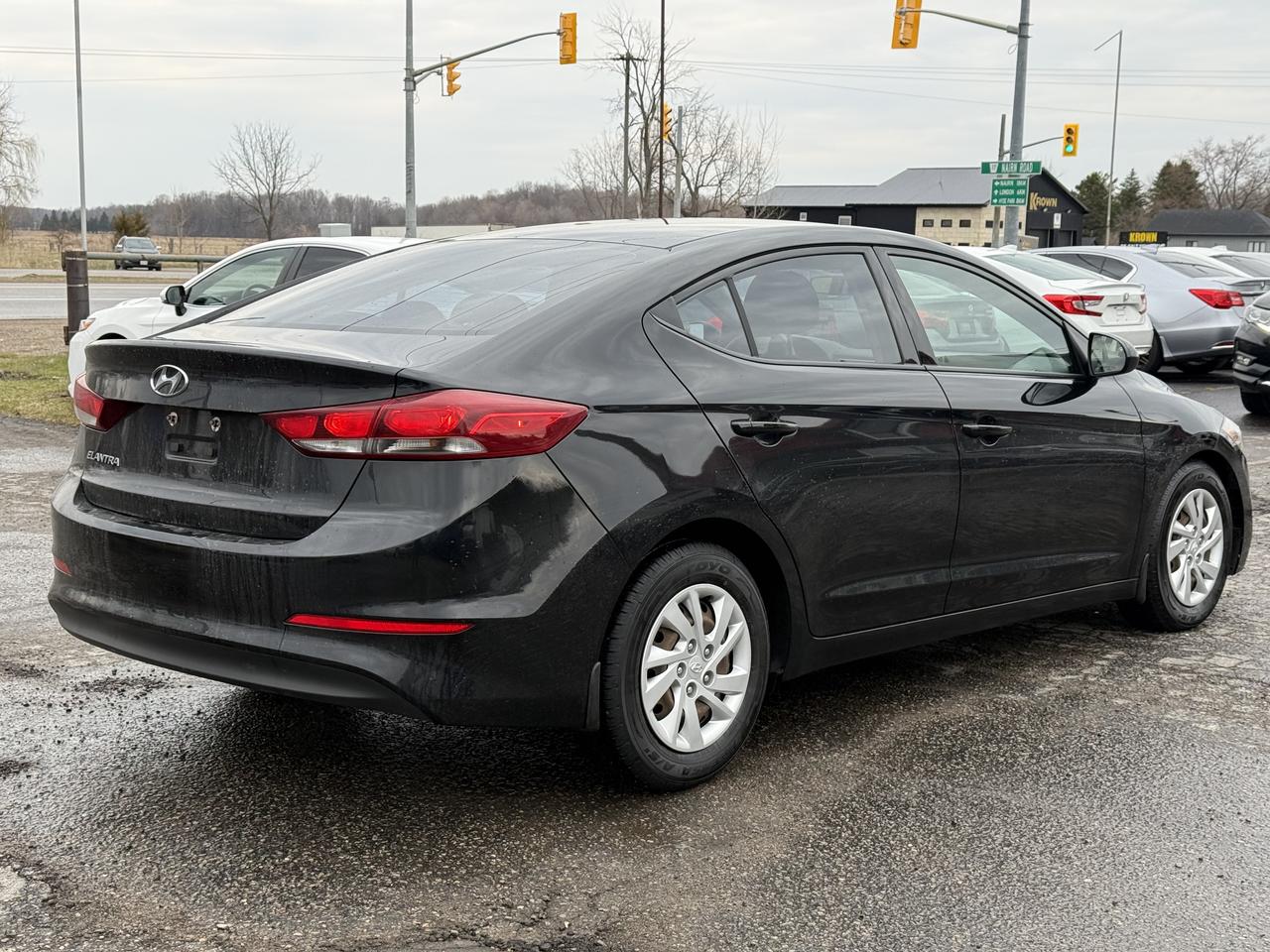 2017 Hyundai Elantra LE Photo2