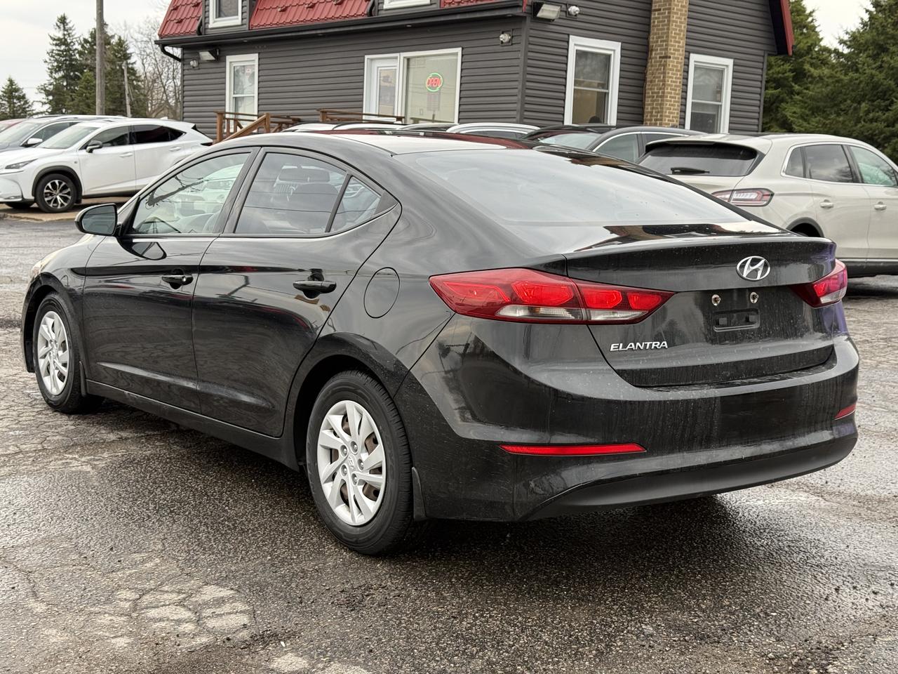 2017 Hyundai Elantra LE Photo4
