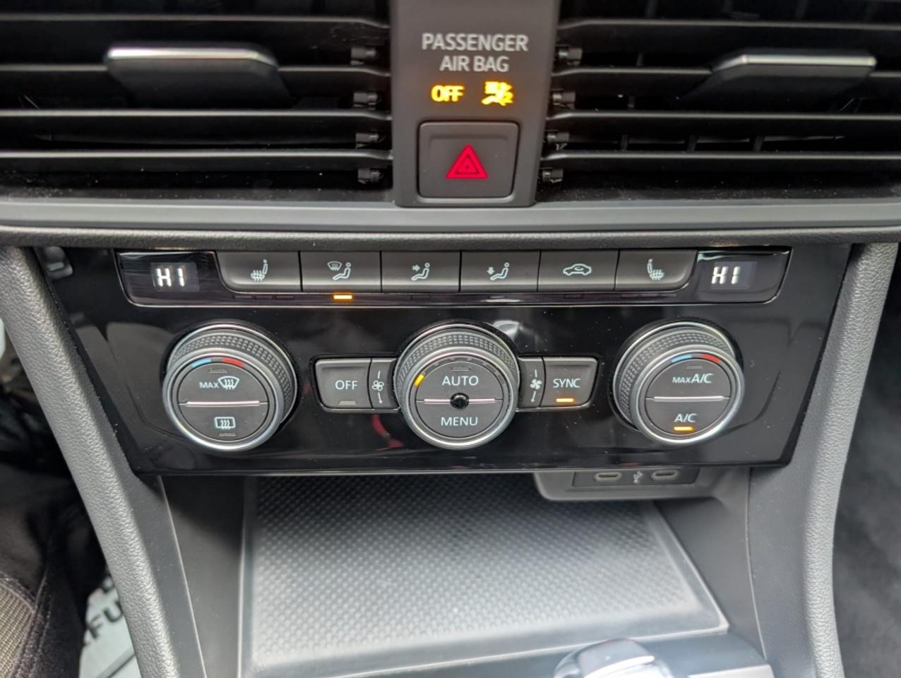 2021 Volkswagen Jetta HIGHLINE/ LEATHER/ NAVI/ SUNROOF/ REAR CAM Photo