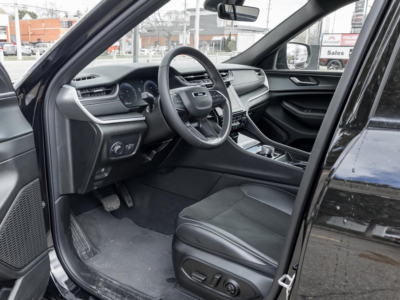 2025 Jeep Grand Cherokee ALTITUDE 4X4 Photo