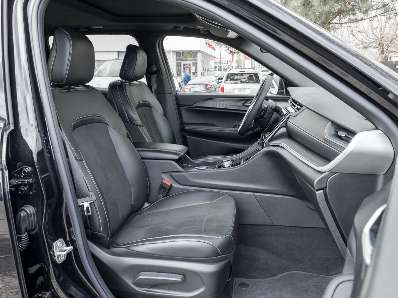 2025 Jeep Grand Cherokee ALTITUDE 4X4 Photo