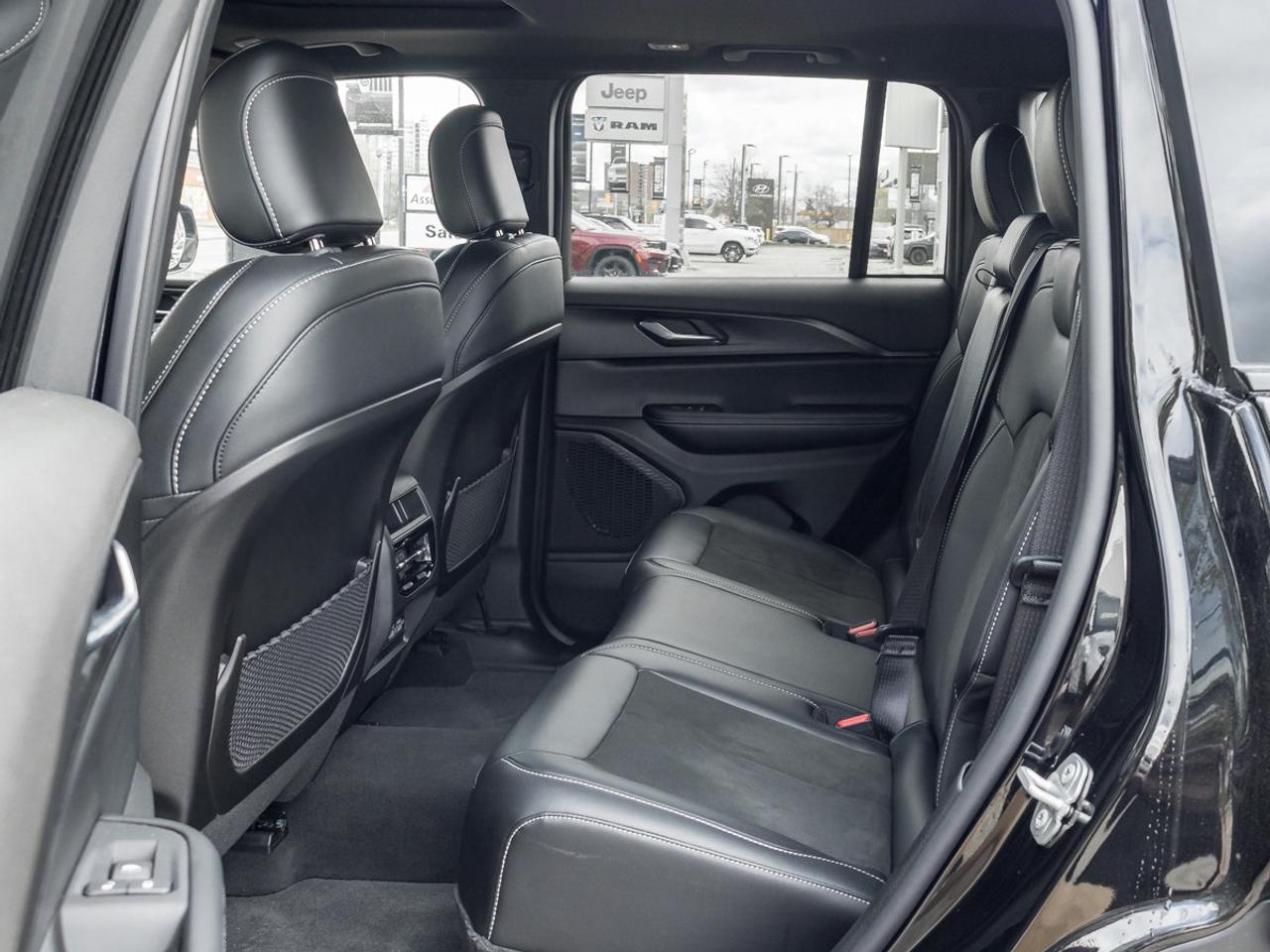 2025 Jeep Grand Cherokee ALTITUDE 4X4 Photo