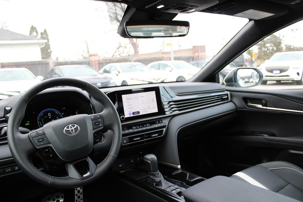 2025 Toyota Camry SE Photo