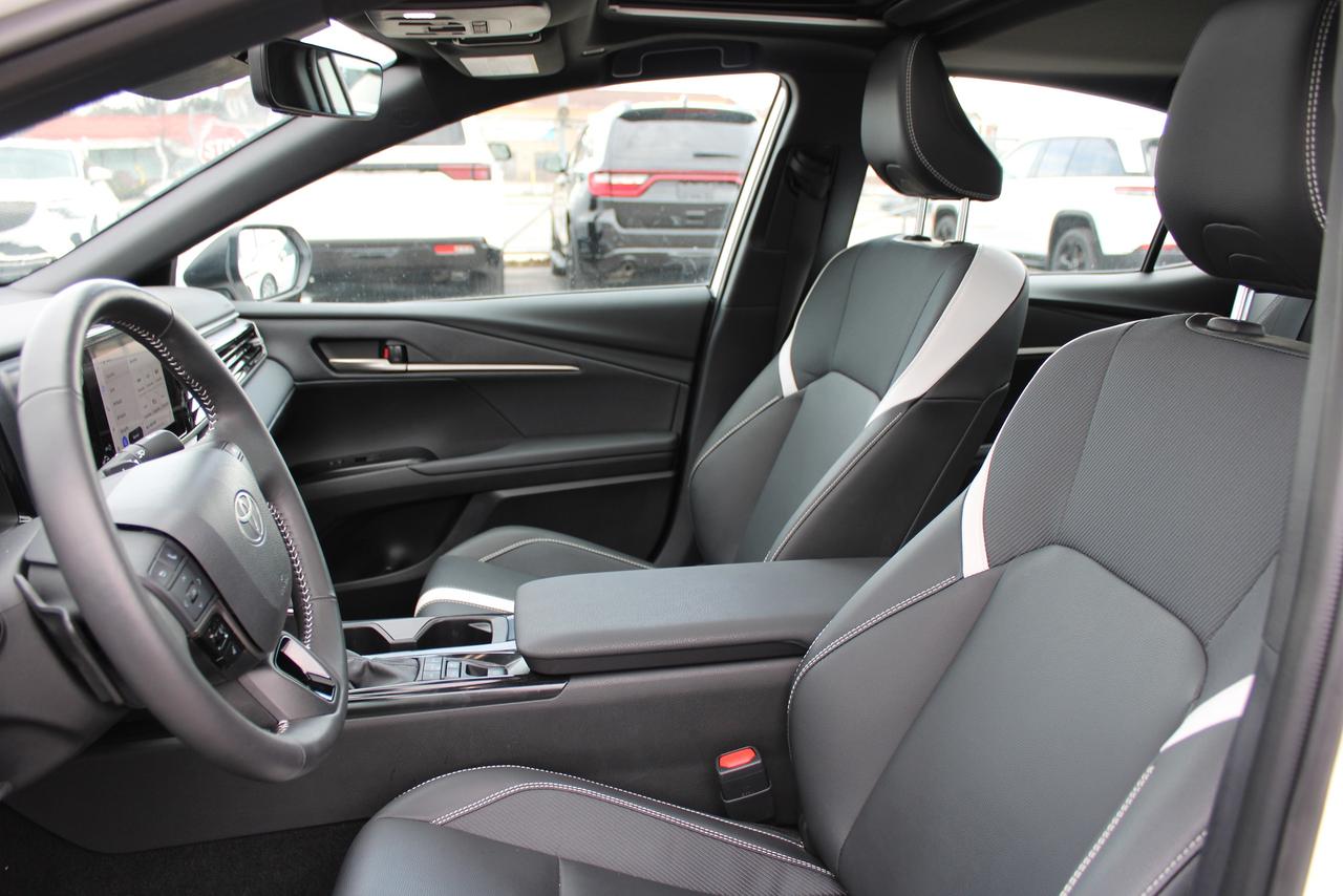 2025 Toyota Camry SE Photo
