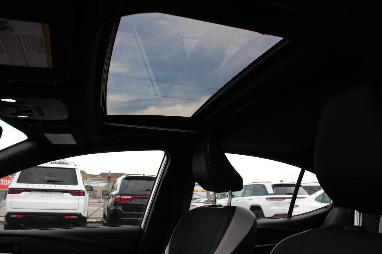 2025 Toyota Camry SE Photo