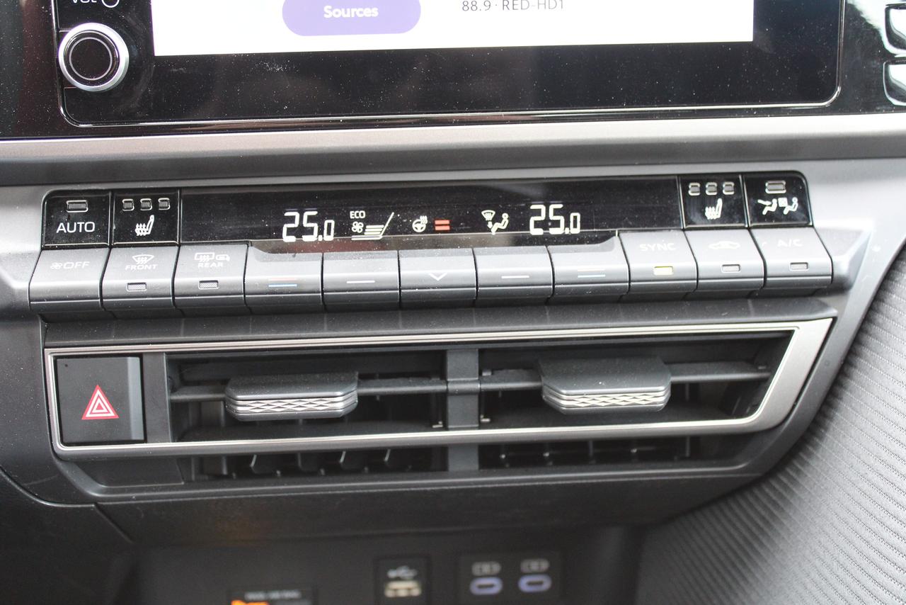 2025 Toyota Camry SE Photo