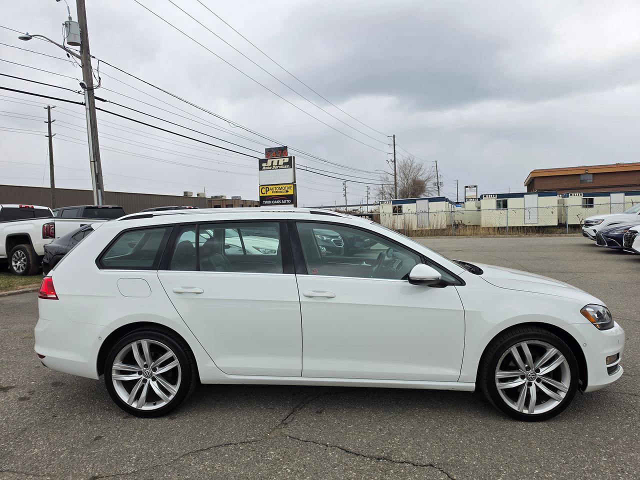 2017 Volkswagen Golf SportWagen Highline Photo3