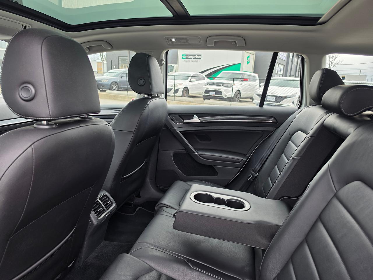 2017 Volkswagen Golf SportWagen Highline Photo