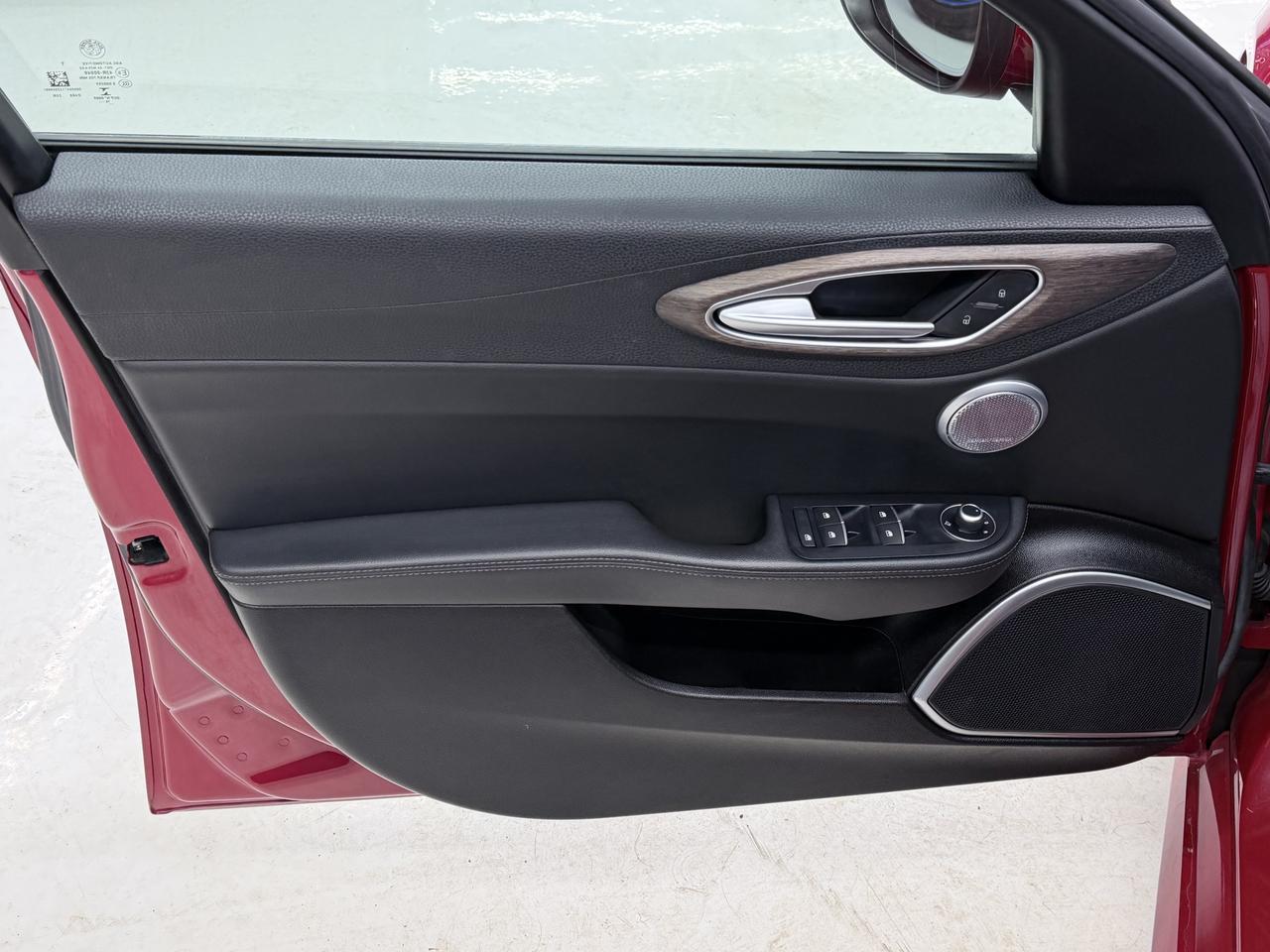 2017 Alfa Romeo Giulia TI|NAV|BACKUP|HK SOUND|PANO|ONE OWNER| Photo