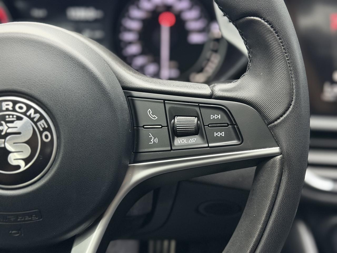 2017 Alfa Romeo Giulia TI|NAV|BACKUP|HK SOUND|PANO|ONE OWNER| Photo