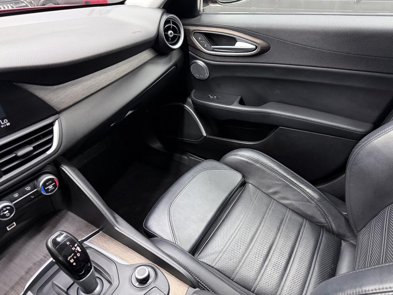 2017 Alfa Romeo Giulia TI|NAV|BACKUP|HK SOUND|PANO|ONE OWNER| Photo