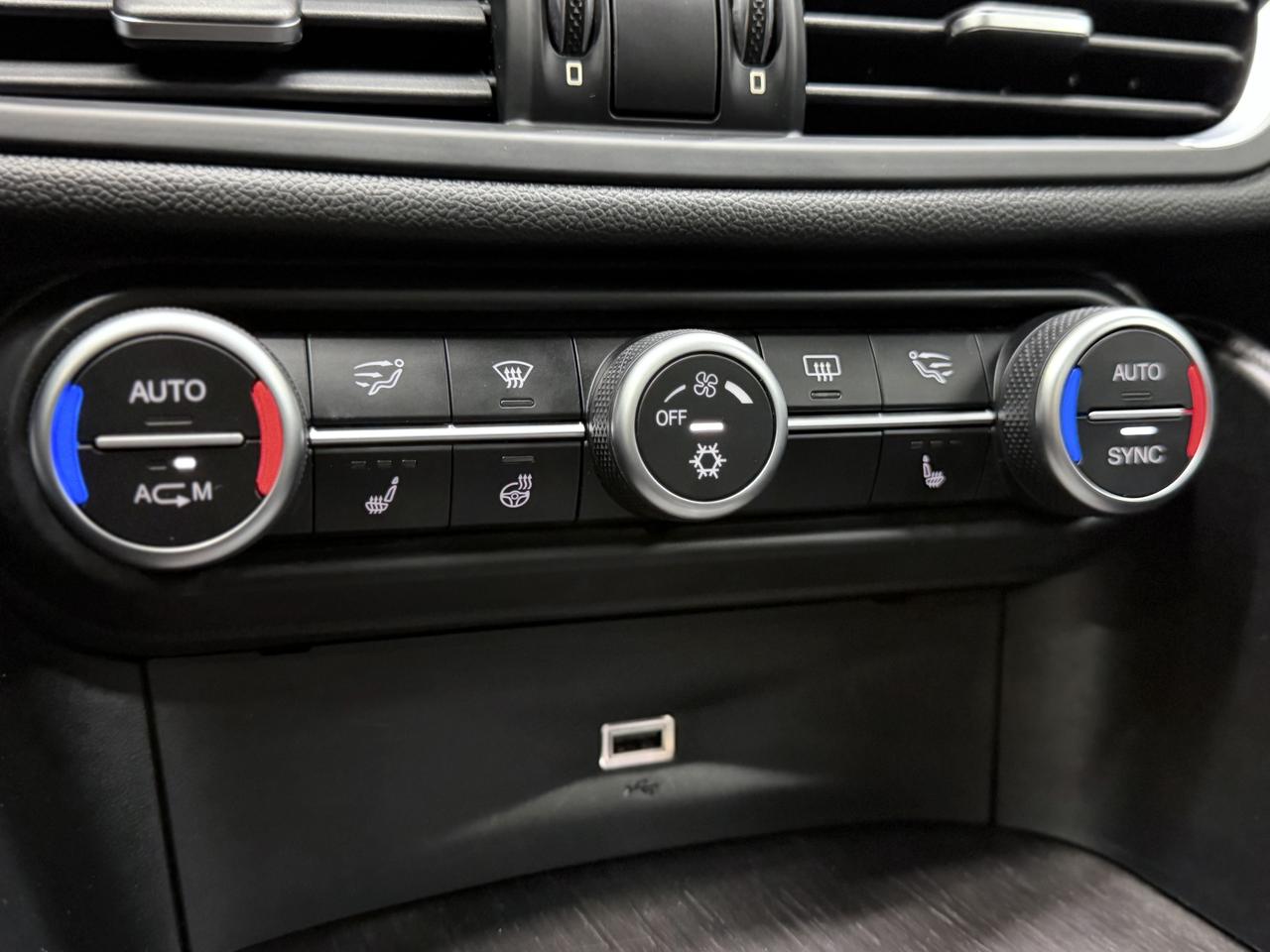 2017 Alfa Romeo Giulia TI|NAV|BACKUP|HK SOUND|PANO|ONE OWNER| Photo