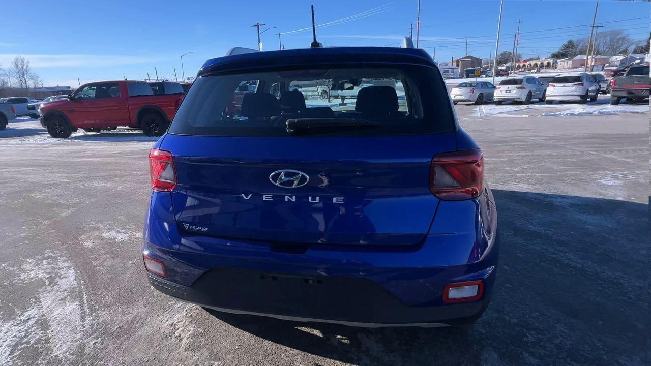 2023 Hyundai Venue Preferred HEATED FRONT SEATS, BACK UP CAMERA, CRUISE CONTROL!! Photo