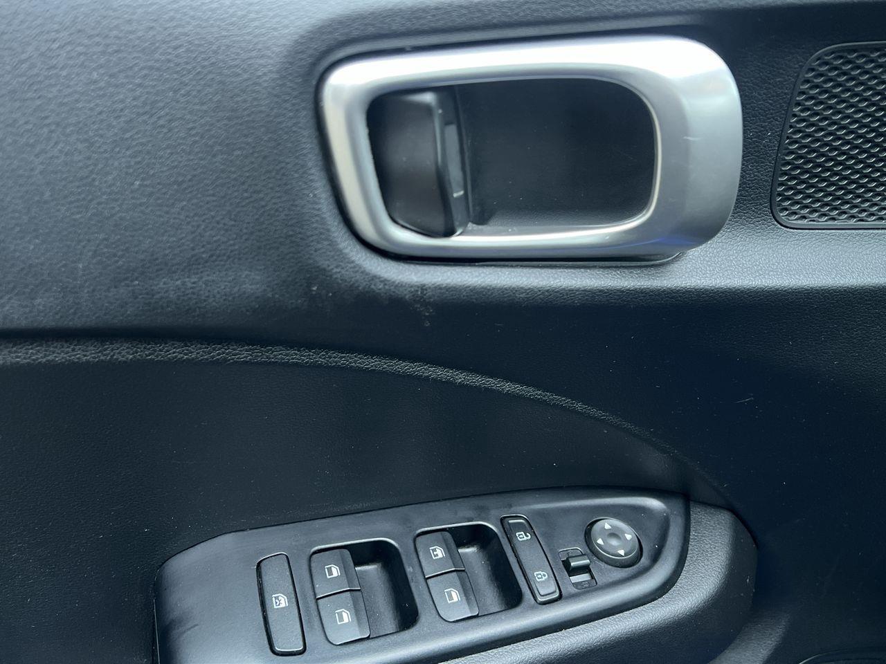 2023 Hyundai Venue Preferred HEATED FRONT SEATS, BACK UP CAMERA, CRUISE CONTROL!! Photo