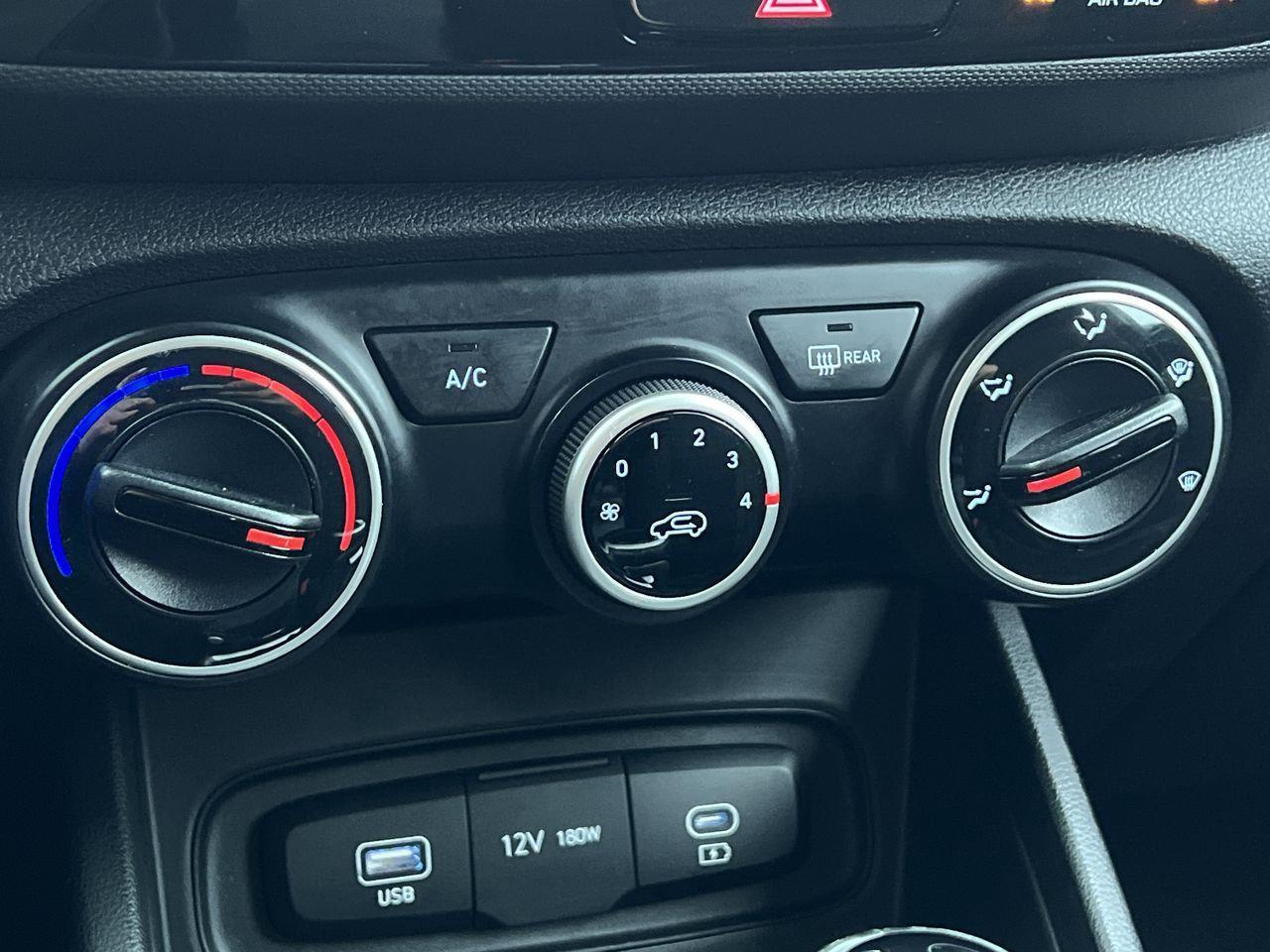 2023 Hyundai Venue Preferred HEATED FRONT SEATS, BACK UP CAMERA, CRUISE CONTROL!! Photo