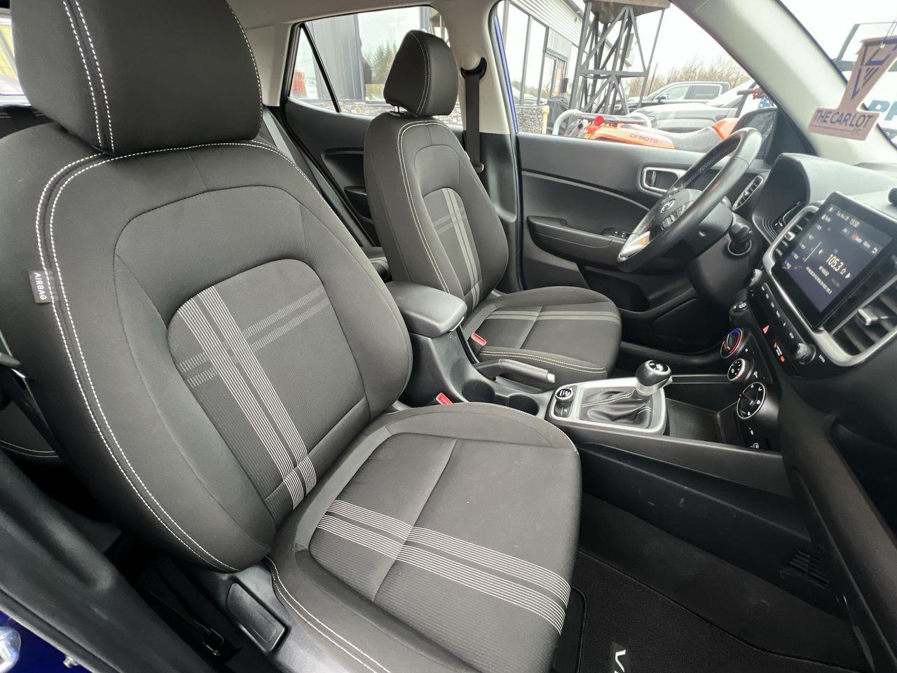 2023 Hyundai Venue Preferred HEATED FRONT SEATS, BACK UP CAMERA, CRUISE CONTROL!! Photo