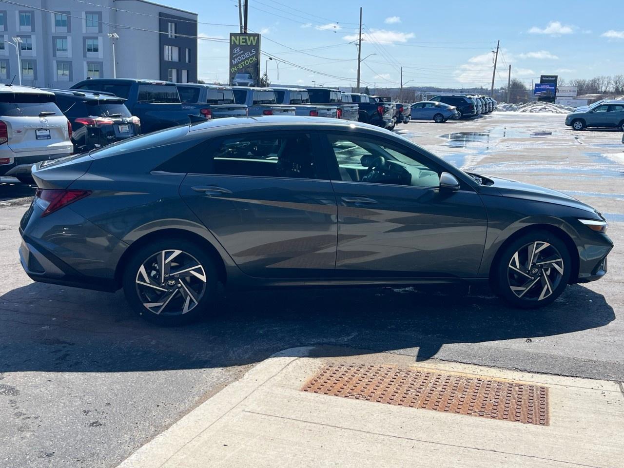 2026 Hyundai Elantra Luxury IVT Photo