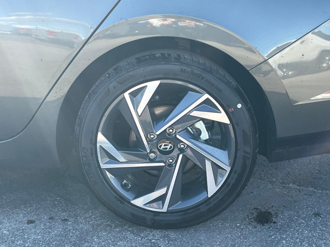 2026 Hyundai Elantra Luxury IVT Photo3