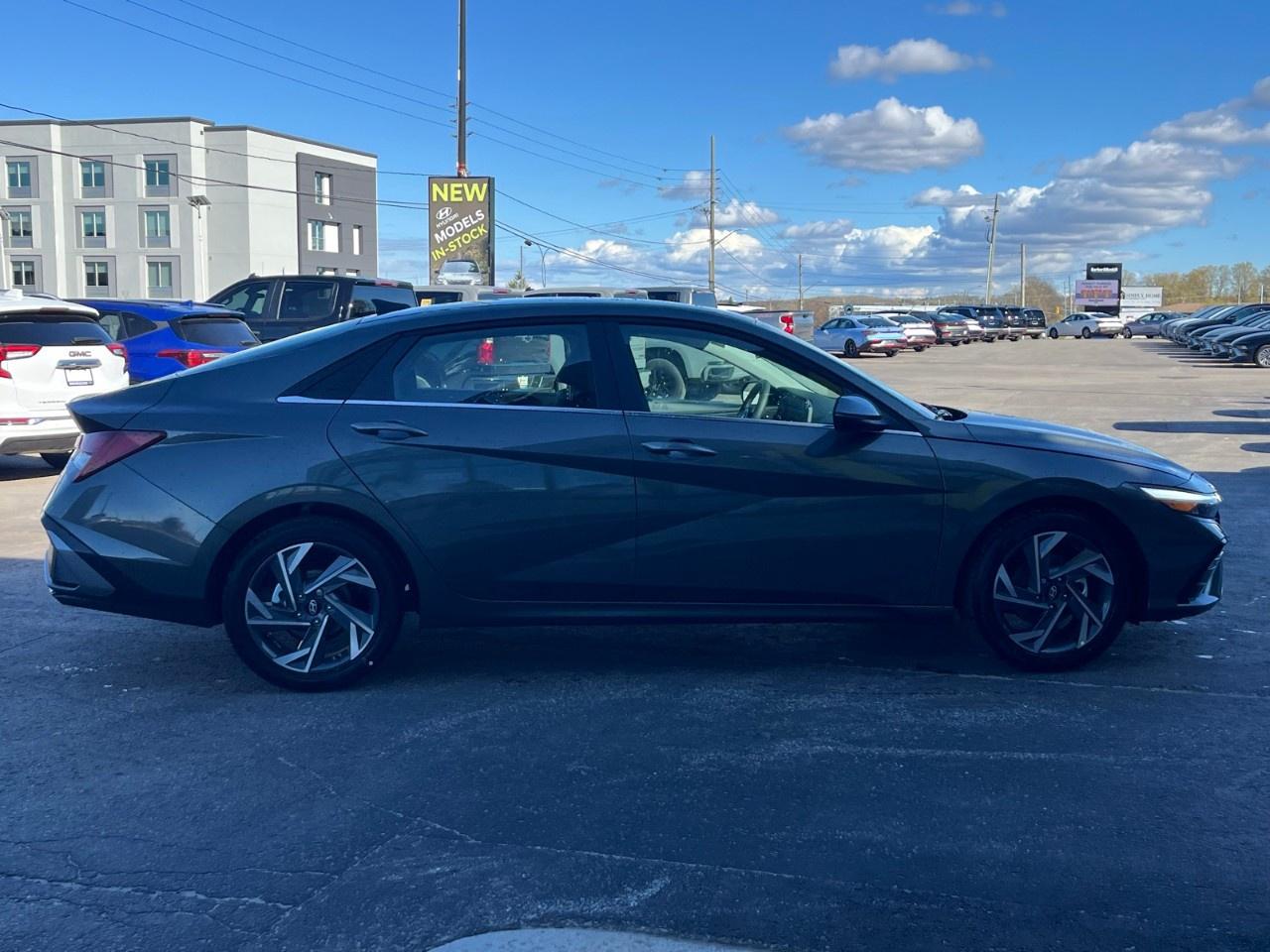 2026 Hyundai Elantra Luxury IVT Photo