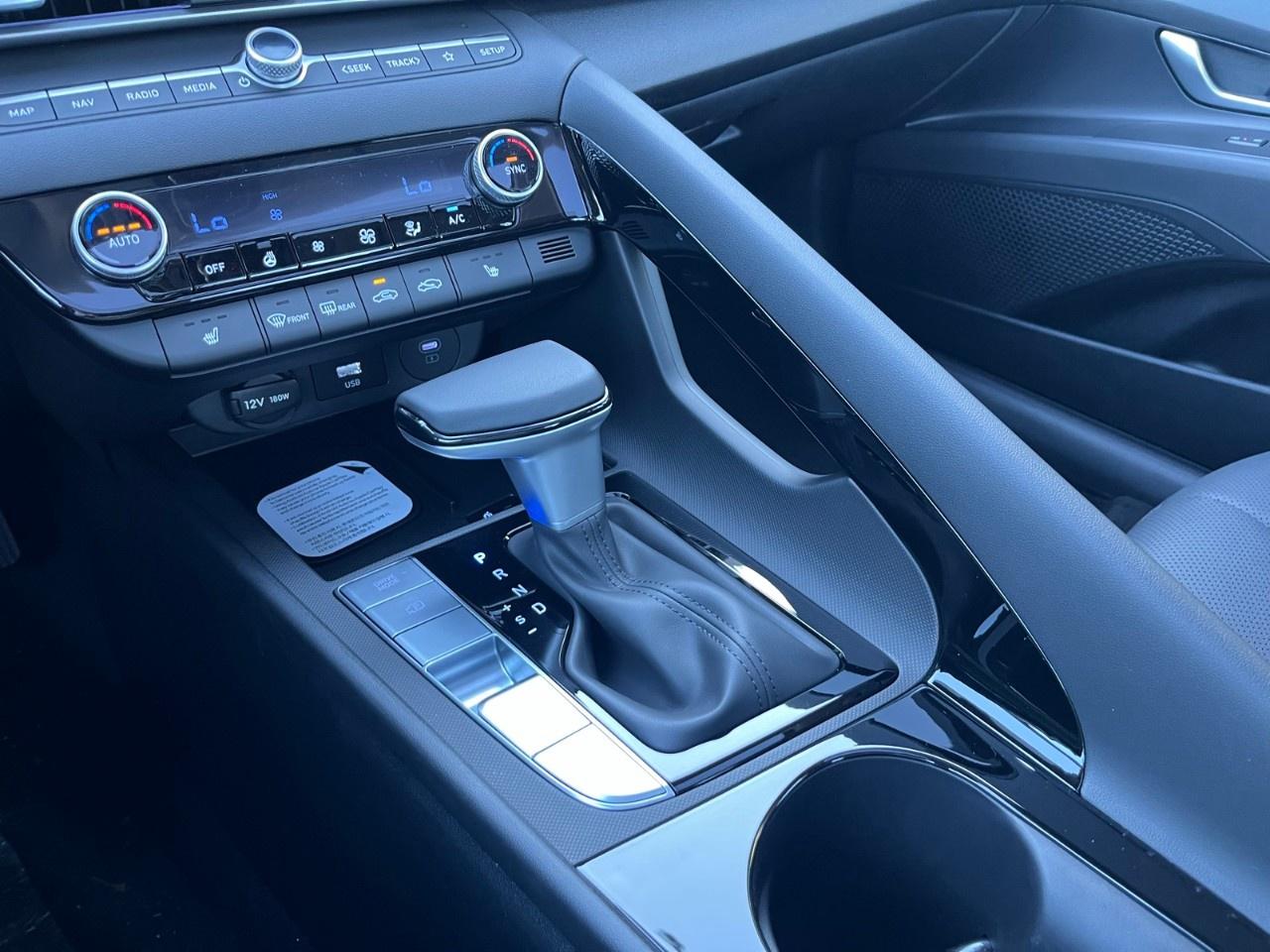 2026 Hyundai Elantra Luxury IVT Photo