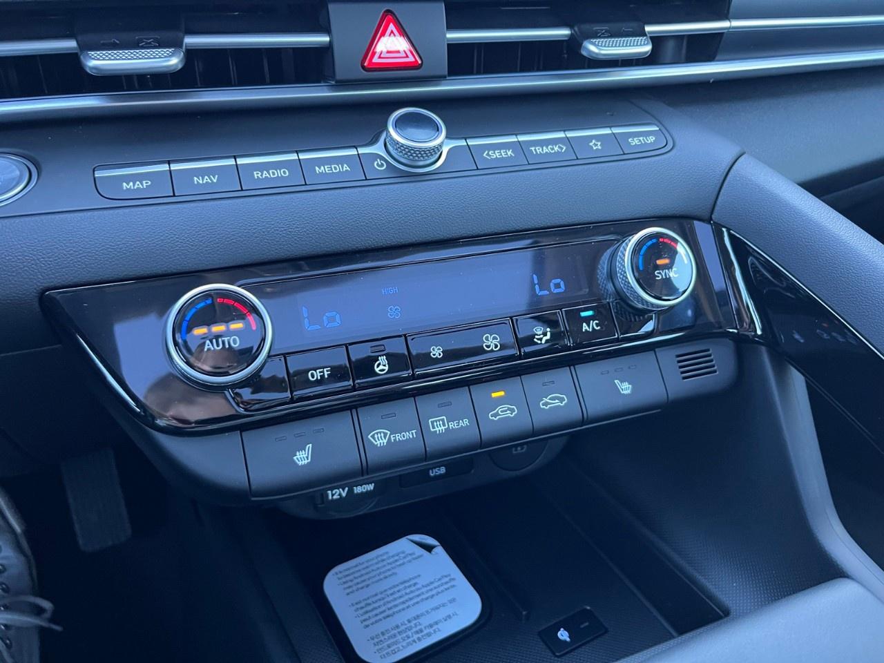 2026 Hyundai Elantra Luxury IVT Photo