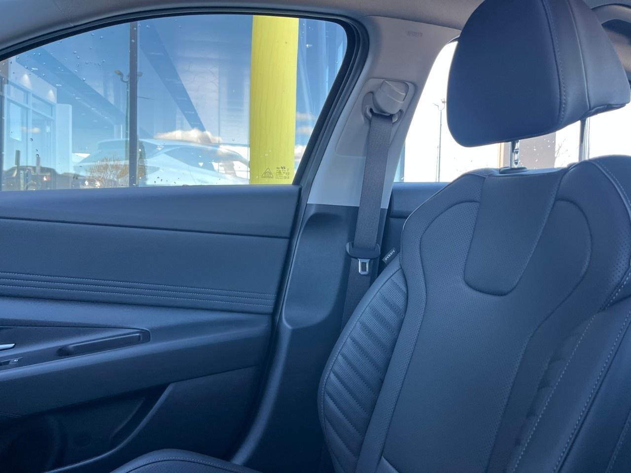 2026 Hyundai Elantra Luxury IVT Photo