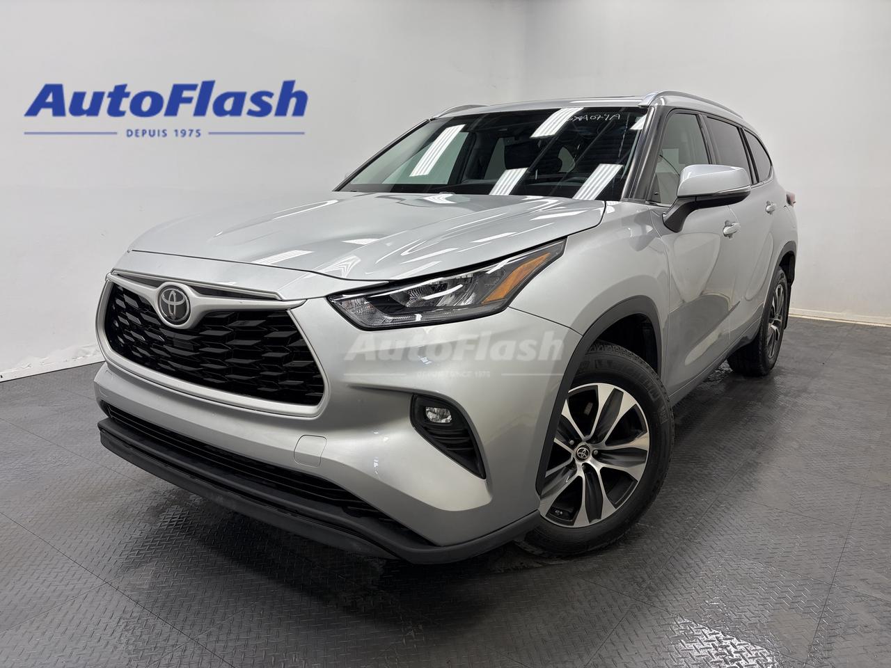 Used 2020 Toyota Highlander XLE AWD, TOIT OUVRANT, CUIR, SIEGES CHAUFFANTS for sale in Saint-Hubert, QC