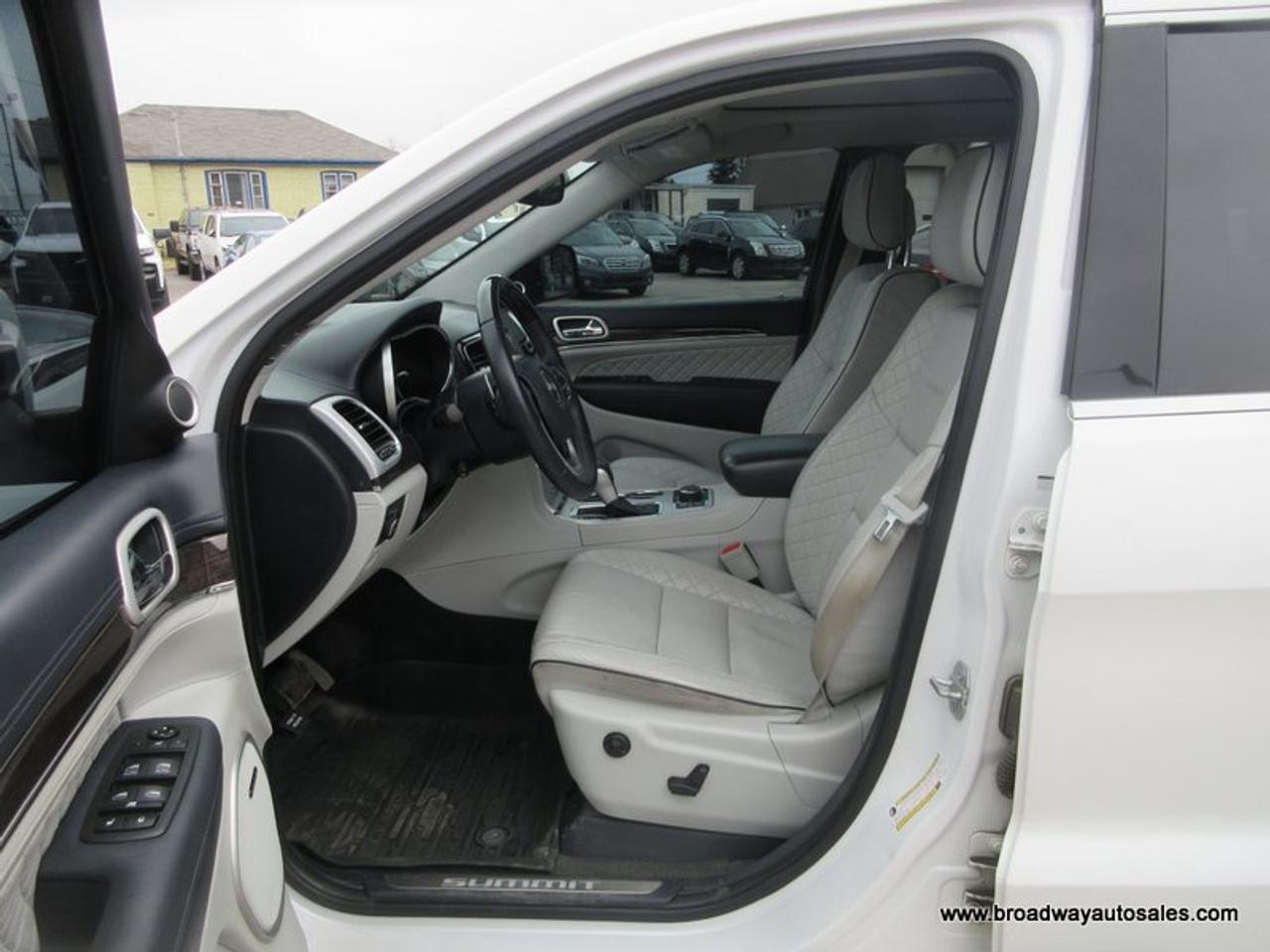 2020 Jeep Grand Cherokee LOADED SUMMIT-PACKAGE 5 PASSENGER 5.7L - V8.. 4X4.. NAVIGATION.. PANORAMIC SUNROOF.. LEATHER.. HEATED SEATS.. ECO & SPORT MODE.. Photo