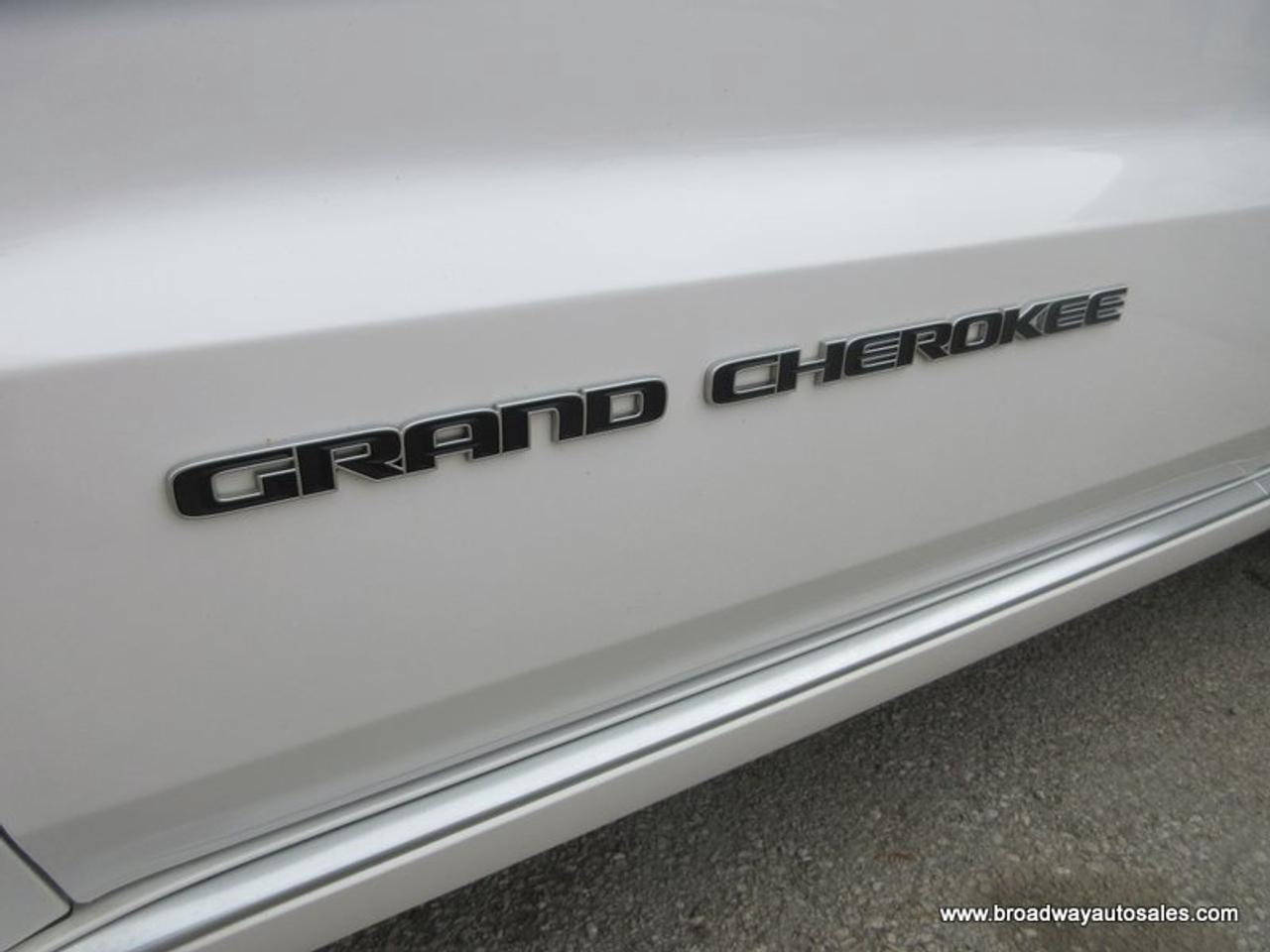 2020 Jeep Grand Cherokee LOADED SUMMIT-PACKAGE 5 PASSENGER 5.7L - V8.. 4X4.. NAVIGATION.. PANORAMIC SUNROOF.. LEATHER.. HEATED SEATS.. ECO & SPORT MODE.. Photo