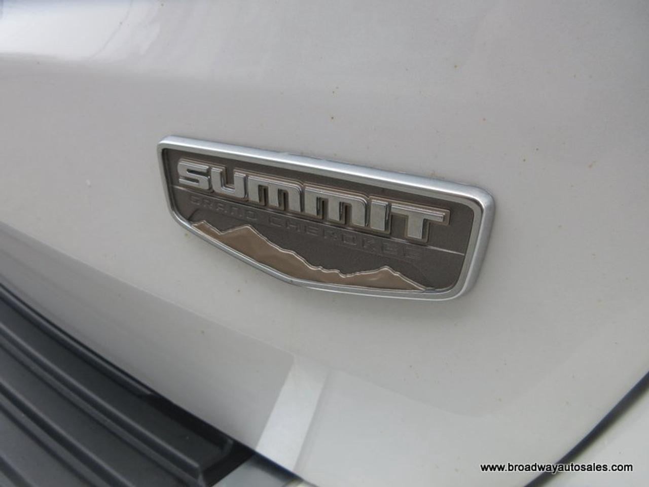 2020 Jeep Grand Cherokee LOADED SUMMIT-PACKAGE 5 PASSENGER 5.7L - V8.. 4X4.. NAVIGATION.. PANORAMIC SUNROOF.. LEATHER.. HEATED SEATS.. ECO & SPORT MODE.. Photo